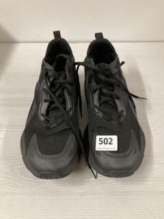 PAIR OF REEBOK TRAINERS IN ALL BLACK - SIZE 10