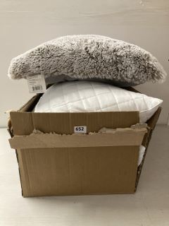 BOX OF ASSORTED SOFT FURNISHINGS TO INCLUDE GREY CUSHION