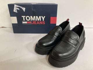 TOMMY JEANS SHOES SIZE 40