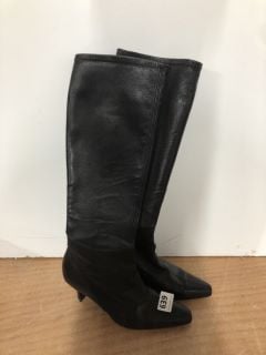 RUSSELL AND BROMLEY LEATHER HIGH HEELS SIZE UNKNOWN