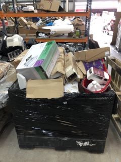 PALLET OF ASSORTED ITEMS INC VERY HEELED BOOTS SIZE 4