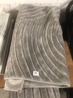 MEDIUM SIZED GREY RUG