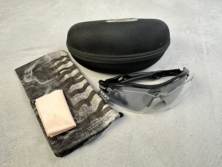 Oakley Radar 09-674 Sunglasses With Case And Clear Lense (MPSD46735166) (VAT ONLY PAYABLE ON BUYERS PREMIUM)