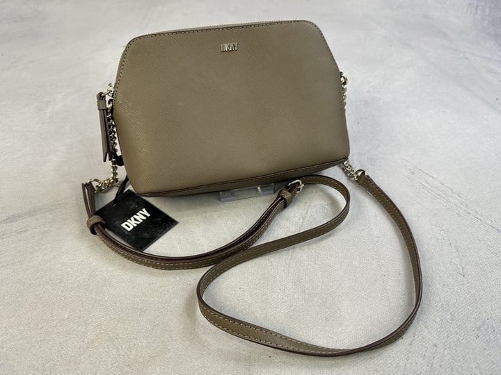 DKNY Bag With Tag - Dimensions Approximately 20x14x6cm (MPSD46584089) (VAT ONLY PAYABLE ON BUYERS PREMIUM)