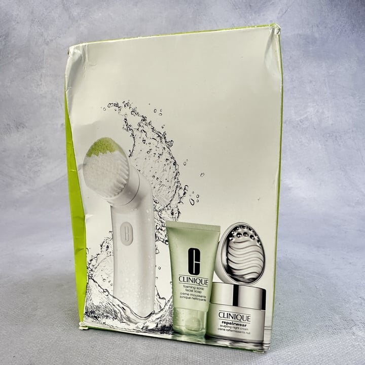Clinique Sonic Cleaning Set, Brush, Tretment Applicator, 30ml Facial Soap And 15ml Night Crream (MPSS01820646) (VAT ONLY PAYABLE ON BUYERS PREMIUM)