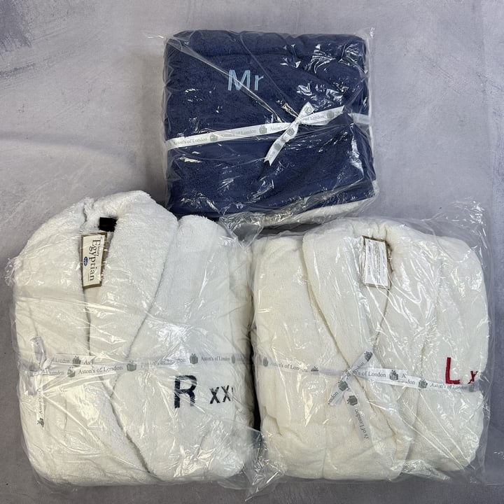 Aston's Of London 2x Bathrobes Personalised Rxx Size L, Lxx Size M And " 2x Towels Personalised With Mr And Mrs Twith Tags  (MPSS01820663) (VAT ONLY PAYABLE ON BUYERS PREMIUM)