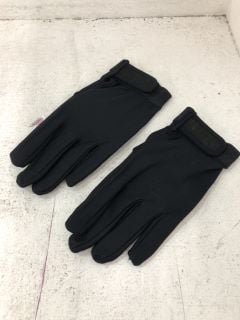 PALLET OF CYCLING EQUIPMENT TO INCLUDE CYCLING FINGERLESS GLOVES IN BLACK/GREY