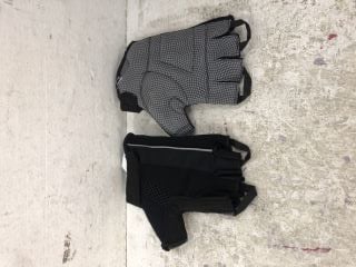 PALLET OF CYCLING EQUIPMENT TO INCLUDE FINGERLESS GLOVES IN BLACK/GREY