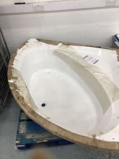 WHITE FIBREGLASS CORNER BATH