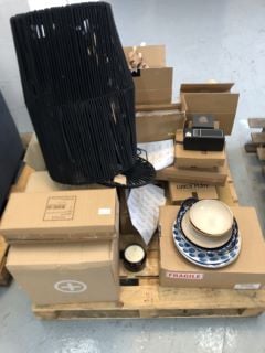 PALLET OF ASSORTED ITEMS TO INCLUDE ROPE VASE AND LUNCH PLATES