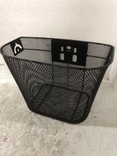 PALLET OF BICYCLE ACCESSORIES TO INCLUDE WIRE FRAME FRONT BASKET AND INNER TUBE SIZE 700C X 18-23C