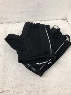 PALLET OF CYCLING EQUIPMENT TO INCLUDE FINGERLESS GLOVES IN BLACK/GREY