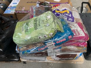 PALLET OF ASSORTED OUTDOOR ITEMS TO INCLUDE GROWMOOR MULTI PURPOSE COMPOST AND LANDSCAPE BARK: LOCATION - B3 (KERBSIDE PALLET DELIVERY)