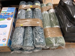 4 X ROLLS OF ARTIFICIAL GRASS TO INCLUDE 6 X ROLLS OF HEAVY DUTY GARDEN WIRE FENCING IN GREEN: LOCATION - B3