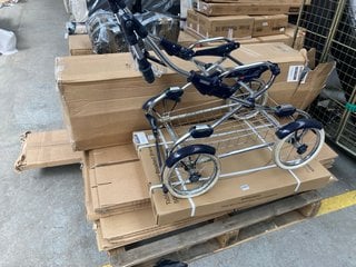 PALLET OF ASSORTED ITEMS TO INCLUDE BEBECAR GRAND STYLE PLUS VINTAGE STYLE PUSHCHAIR BASE IN CHROME AND NAVY: LOCATION - B5