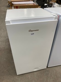 FRIDGEMASTER UNDERCOUNTER STYLE FRIDGE IN WHITE : MODEL MUL4892E: LOCATION - B8