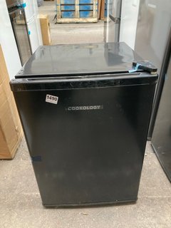 COOKOLOGY MFR67BK 65L SMALL TABLETOP MINI FRIDGE - RRP £110: LOCATION - A8