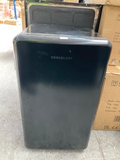 COOKOLOGY 93 LITRE RETRO MINI FRIDGE: MODEL RETRO93FBK - RRP £125: LOCATION - A8