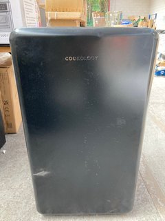 COOKOLOGY 93 LITRE RETRO MINI FRIDGE: MODEL RETRO93FBK - RRP £125: LOCATION - A8