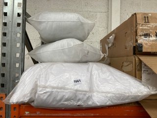 3 X ASSORTED CUSHIONS & PILLOWS: LOCATION - AR19