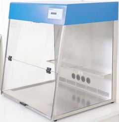 VWR PCR WORKSTATION WITH UV AIR RECIRCULATION S/N 31101-02F00494 EST RRP £4,500 (PALLET NN6 7GX 1665, LOAD NN6 7GX 234)