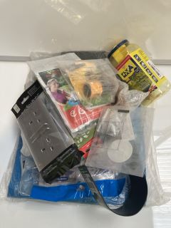 A BOX OF ASSORTED GARDENING EQUIPMENT TO INCLUDE; HOSE HOLDER, PLANT FOOD & FOOT PUMP