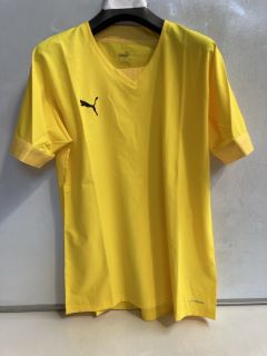 A BOX OF MEN'S CLOTHING TO INCLUDE; PUMA JERSEYS- YELLOW - M