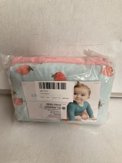 A BOX OF ASSORTED COLOUR CRIB SHEETS