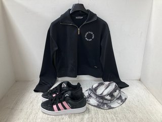 2 X ASSORTED CLOTHES ITEMS TO INCLUDE ADIDAS SUEDE TRAINERS IN BLACK/PINK UK SIZE 8: LOCATION - H16