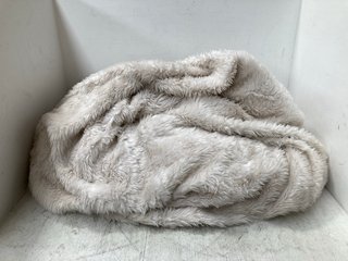 LARGE FLUFFY BEAN BAG SEAT IN CREAM: LOCATION - H16