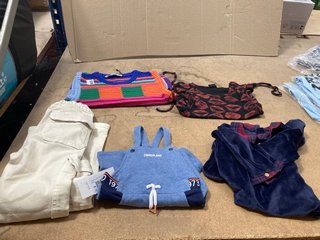 5 X ASSORTED KIDS CLOTHES TO INCLUDE ZARA CARGO JEANS IN CREAM UK SIZE 8 YEARS: LOCATION - H14