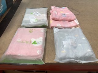 QTY OF ASSORTED COTTON BABY BLANKETS IN VARIOUS COLOURS TO INCLUDE BLANKET IN PINK: LOCATION - H13