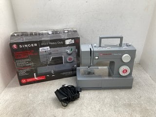 SINGER HEAVY DUTY SEWING MACHINE 4423 RRP £285: LOCATION - E7