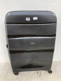 AMERICAN TOURISTER MEDIUM HARD SHELL SUITCASE IN BLACK: LOCATION - E14