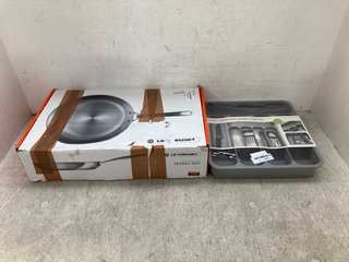 LE CREUSET FRYING PAN TO INCLUDE CUTLERY, UTENSIL AND GADGET ORGANISER: LOCATION - E16