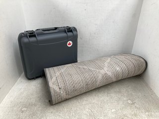 NANUK 930 PROFESSIONAL TRAVEL CASE IN GREY TO INCLUDE GREY/WHITE HALLWAY RUG - SIZE UNKNOWN: LOCATION - F17