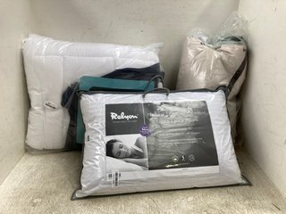 3 X ASSORTED BEDDING ITEMS TO INCLUDE RELYON NATURAL SUPERIOR COMFORT DEEP LATEX PILLOW: LOCATION - F17