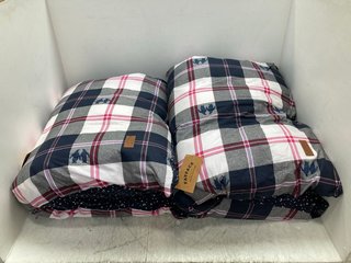 2 X FATFACE LARGE DOG BED IN PENGUIN CHECK: LOCATION - E2