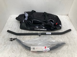 3 X ASSORTED ITEMS TO INCLUDE UNDER ARMOUR GYM BAG IN BLACK/GREY: LOCATION - F2