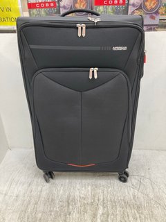 AMERICAN TOURISTER LARGE SUITCASE IN BLACK: LOCATION - F1