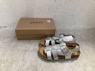 JONES BOOTMAKER JEAN WOMEN SANDALS IN SILVER UK SIZE 7: LOCATION - G3