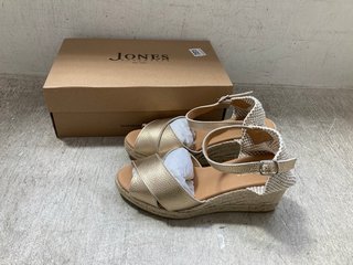 JONES BOOTMAKER RAELIE WEDGE SANDALS IN GOLD UK SIZE 5: LOCATION - G3