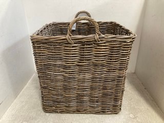 EXTRA LARGE SQUARE WICKER LOG BASKET: LOCATION - G4