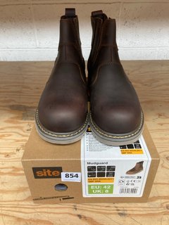 SITE MUDGUARD BOOTS - SIZE UK 8: LOCATION - G9