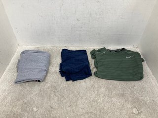 3 X ASSORTED MENS CLOTHING TO INCLUDE TOMMY HILFIGER GREY JUMPER - SIZE UK S: LOCATION - G11