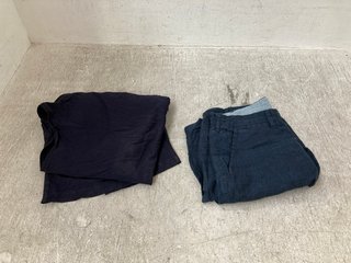 2 X ASSORTED CLOTHING ITEMS TO INCLUDE PRIMARK NAVY SHORTS - SIZE UK 28 KIDS: LOCATION - G12