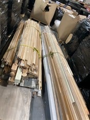 2 X PALLETS OF ASSORTED WOODEN PANELS / POLES (KERBSIDE PALLET DELIVERY) (KERBSIDE PALLET DELIVERY)