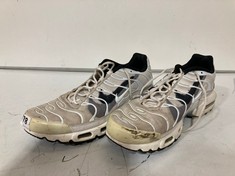 NIKE TN TRAINERS OFF WHITE/NATURAL/BLACK SIZE 11.5