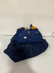 2 X ASSORTED NIKE JACKETS TO INCLUDE HOODED PULLOVER JACKET NAVY/MUSTARD SIZE LG