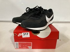 NIKE MD VALIANT KIDS TRAINERS IN BLACK/WHITE UK 5